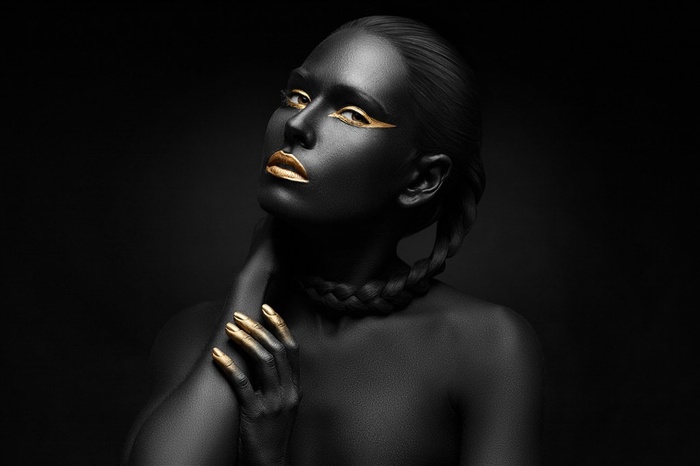 手放在脖子上的美女