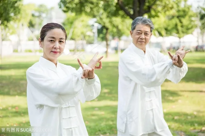 公园里打太极拳的老人高清图片