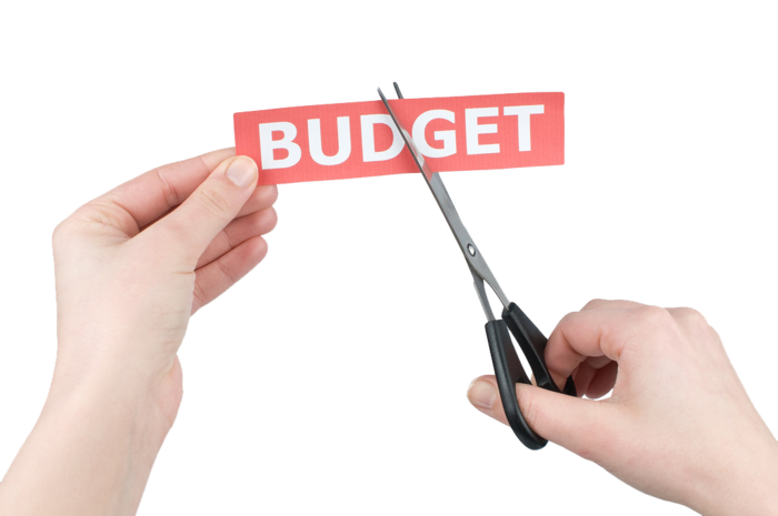 免抠双手拿剪刀剪纸BUDGET实物摄影
