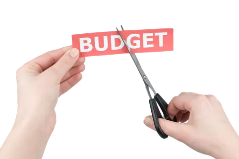 免抠双手拿剪刀剪纸BUDGET实物摄影