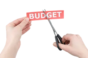 免抠双手拿剪刀剪纸BUDGET实物摄影