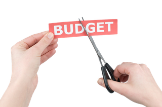 免抠双手拿剪刀剪纸BUDGET实物摄影