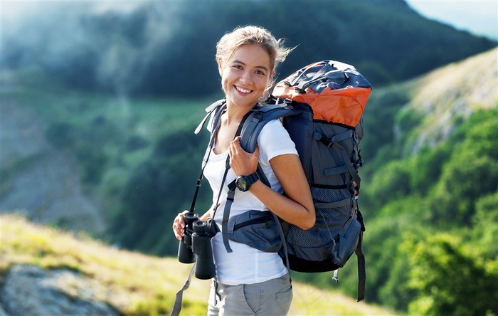 徒步旅行的外国女性高清图片