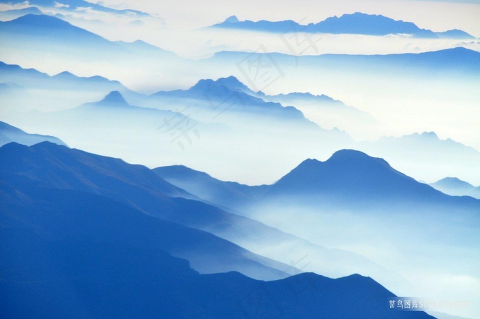 云雾缭绕重山叠影山水风景
