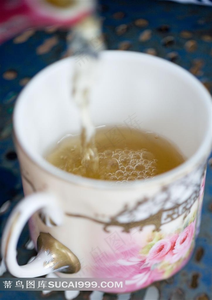 向杯中倒茶图片下载