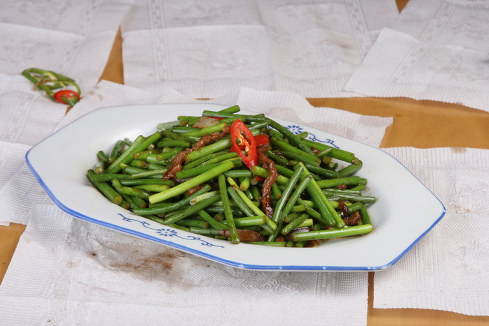 五花肉炒蒜苔
