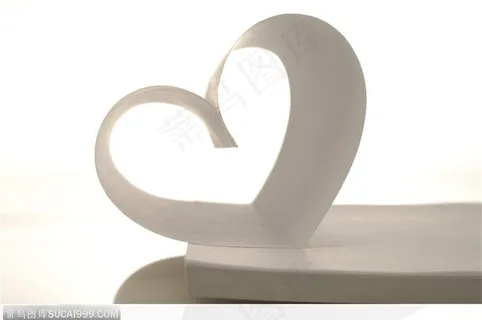 情人节物语-白色的心形纸张