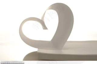 情人节物语-白色的心形纸张