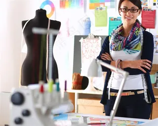 服装设计师正面抱胸高清摄影图