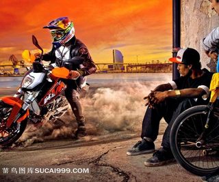 骑着摩托车比赛的选手