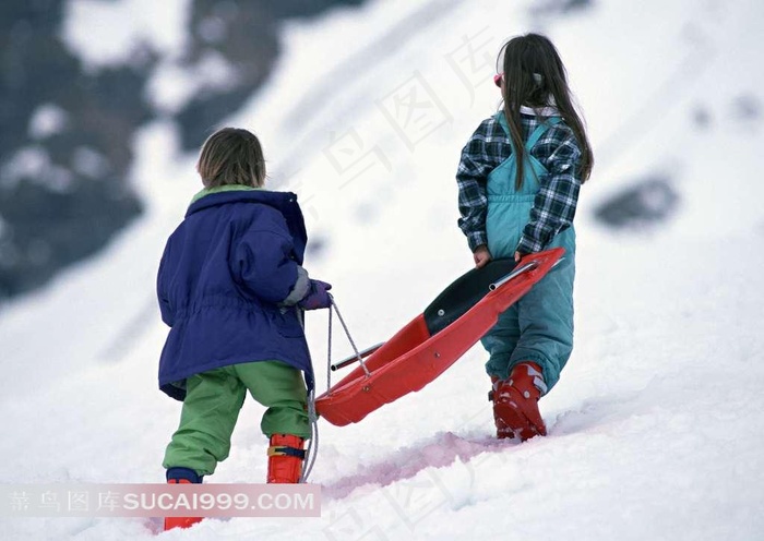 两个去滑雪的小孩子