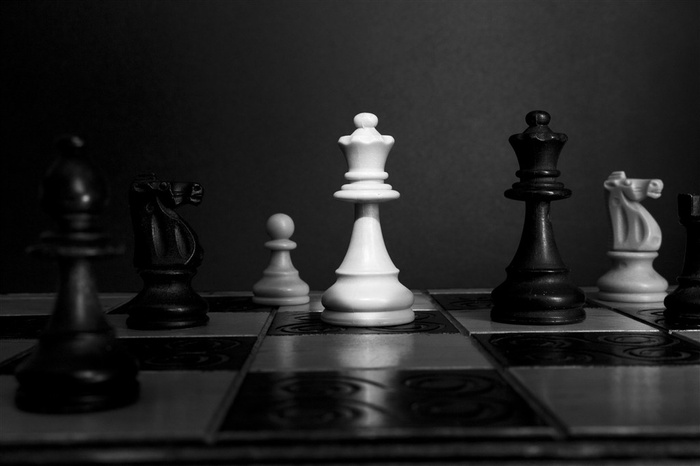 棋盘上的国际象棋高清图片