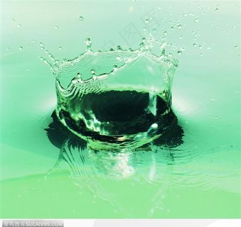 绿色灯光下溅起水花的清澈水面