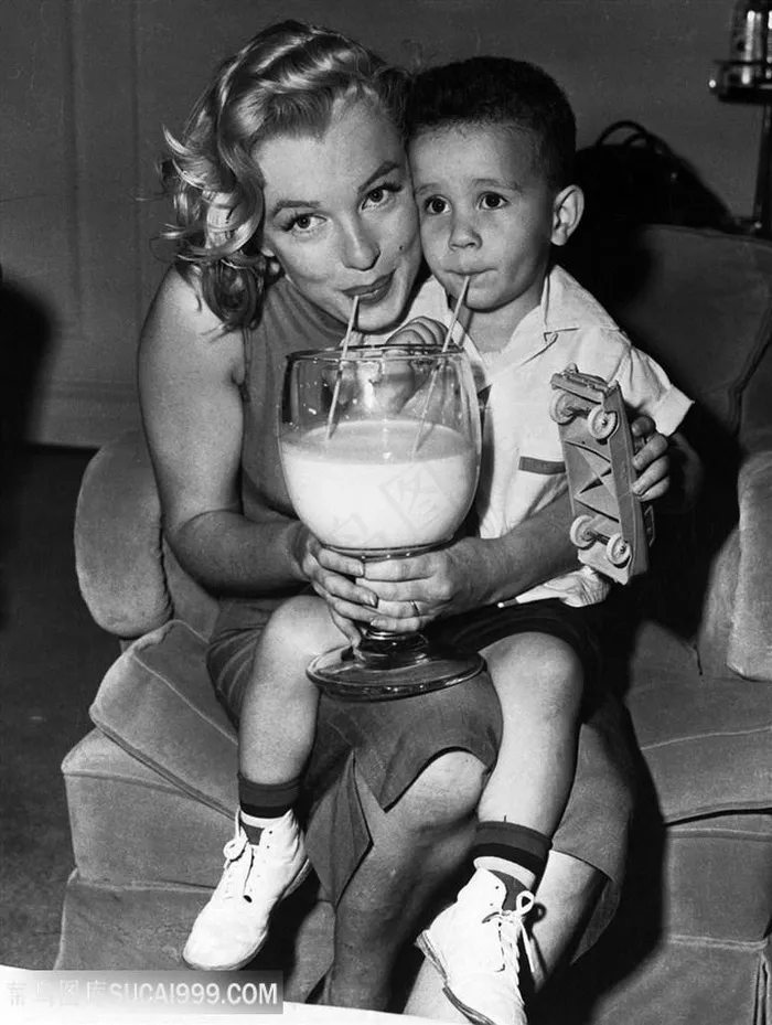 黑白玛丽莲梦露与孩子装饰画