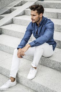 坐着的外国帅哥高清图片