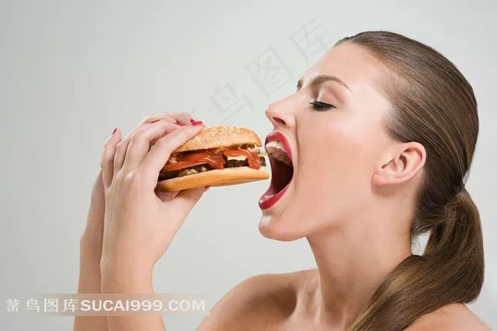 吃汉堡的性感美女素材