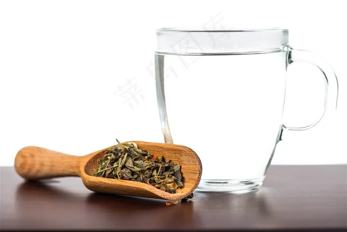 木勺子里的茶叶和一杯清水