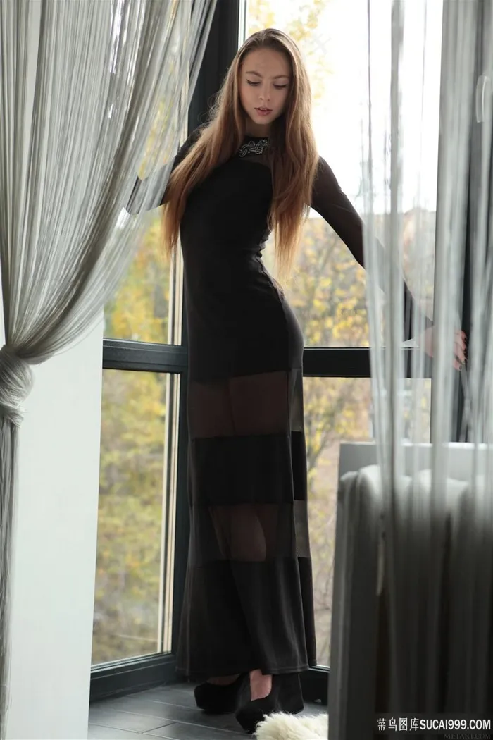 穿黑色长裙的欧美气质美女图片