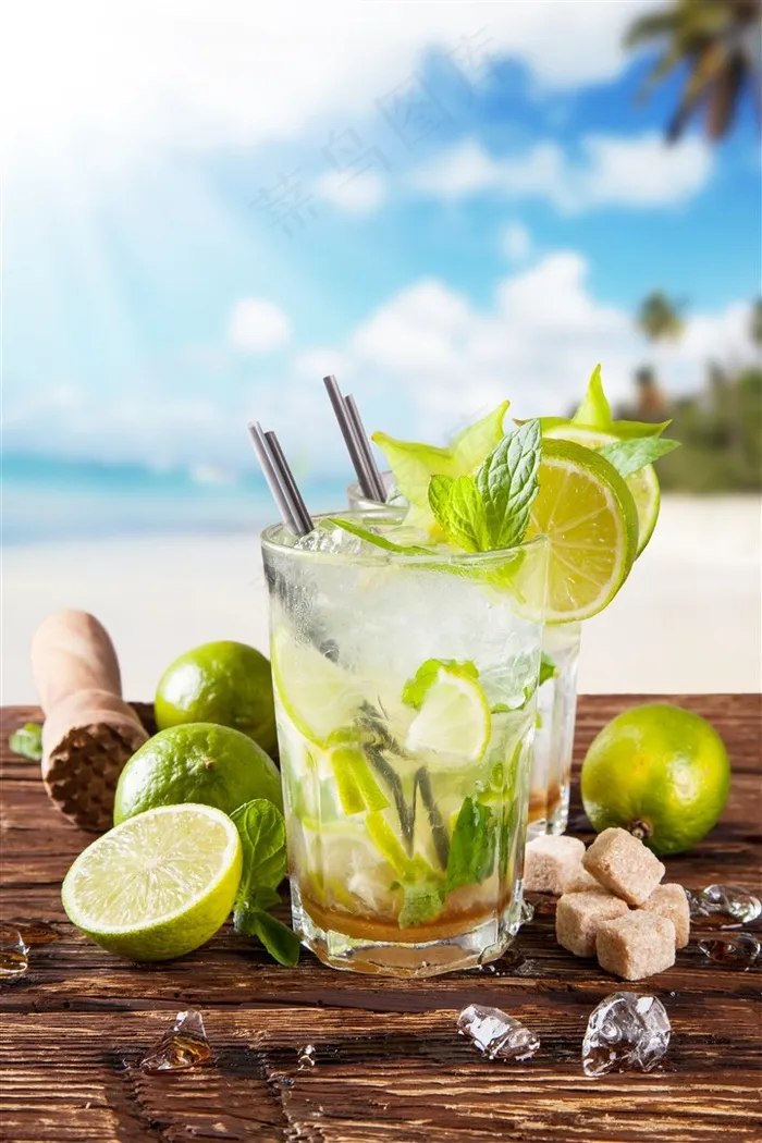 阳光沙滩木板上的冰镇水果薄荷叶柠檬茶和红糖海螺