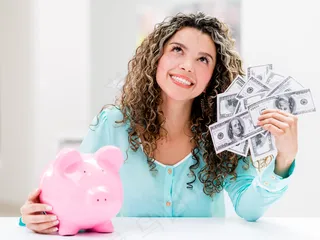 手持美元和储蓄罐的美女图片