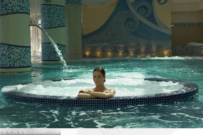 泡温泉的外国女子