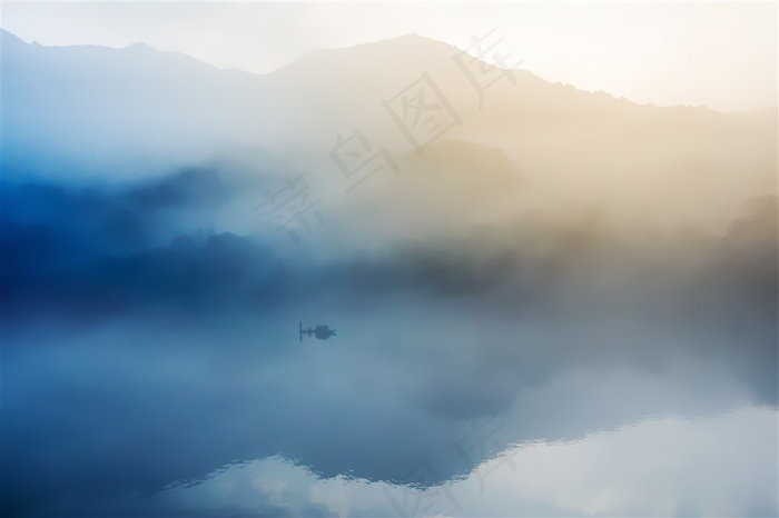 雾气迷蒙的东江图片