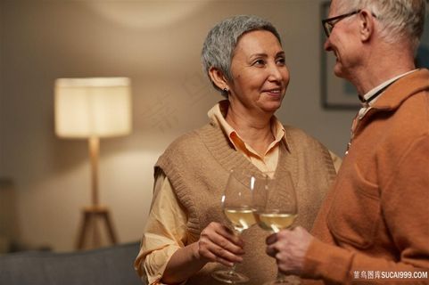 夫妻俩面带微笑看对方图片