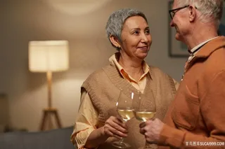 夫妻俩面带微笑看对方图片