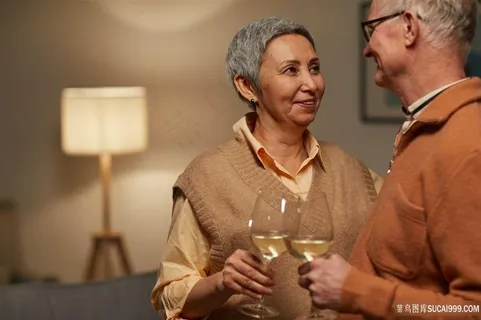 夫妻俩面带微笑看对方图片 夫妻俩面带微笑看对方图片