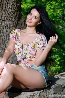 坐在树下的俄罗斯清纯长腿美女写真图片