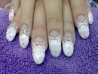 粉色心形镶钻美甲图片