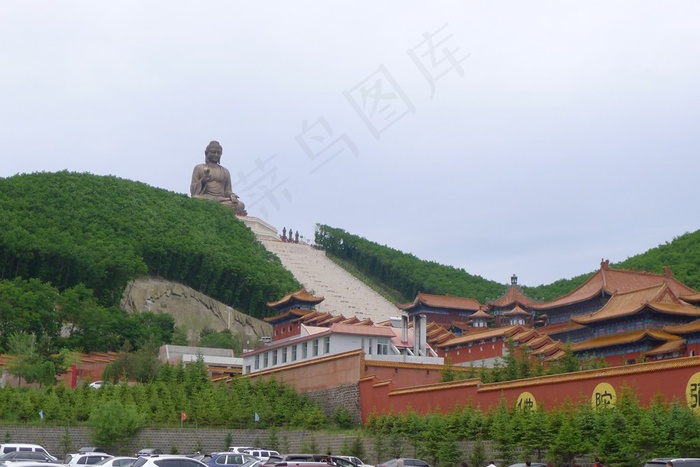 山上的寺庙大佛