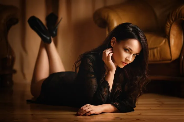 趴在地板上的内衣美女