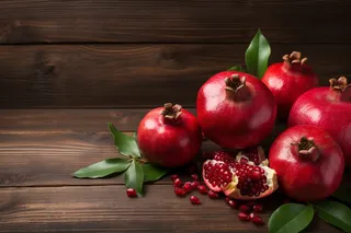 木板上的红石榴水果摄影图