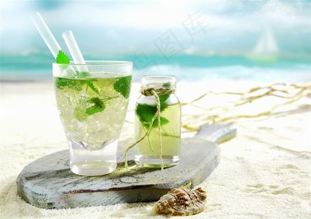 蓝天白云沙滩岸边的冰镇薄荷柠檬茶和海螺贝壳 蓝天白云沙滩岸边的冰镇薄荷柠檬茶和海螺贝壳