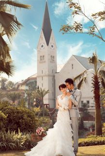 拥抱说悄悄话的情侣婚纱照图片