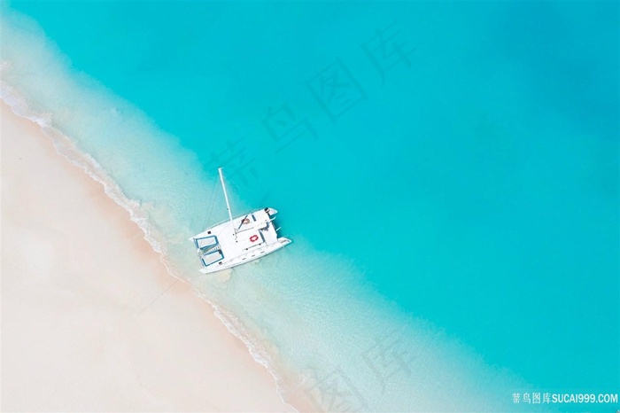 碧绿海峡海边上的船图片