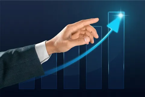 手指着蓝色发光向上数据箭头的商务人士高清图片 手指着蓝色发光向上数据箭头的商务人士高清图片