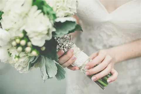 承载幸福的手捧花素材图片