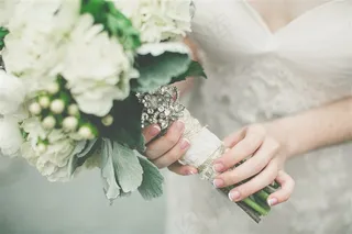 承载幸福的手捧花素材图片