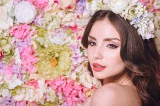 花束中的美女高清图片