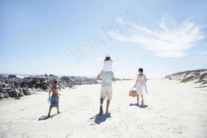 一家四口漫步在沙滩上