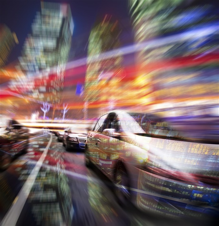 炫彩城市中行驶的车辆光影景色