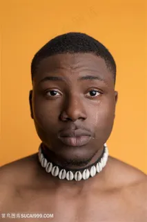 黄色背景男人哭泣的眼泪