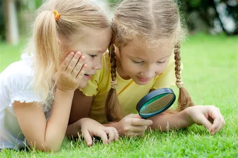在草地上玩耍的孩子高清摄影图片素材