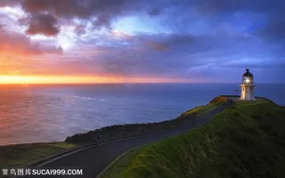 霞光中大海边的航海灯塔