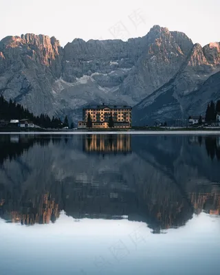平静湖泊风景图片