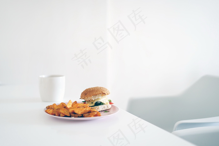芝士汉堡和炸地瓜图片