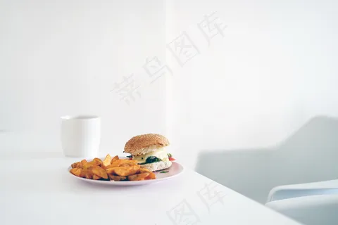 芝士汉堡和炸地瓜图片