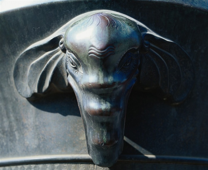 重要礼器鼎式香炉图片素材